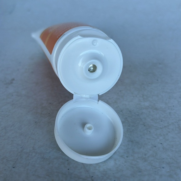 [2 Pack] No7 Radiance+ Daily Energising Exfoliating Cleanser - Picture 3 of 3